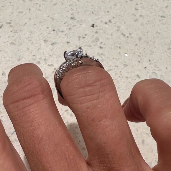 R23. Swarovski Crystal Heart Shape Silver Ring - Picture 5 of 5